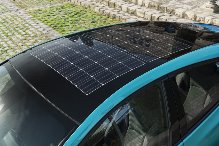 2017_PRIUS_PHV_Aqua_Solar_Roof_Detail_01