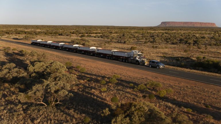 land-rover-discovery-tows-110-ton-road-train_3